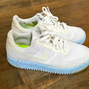 Nike Women's White and Blue Sneakers Size 9 Lightweight